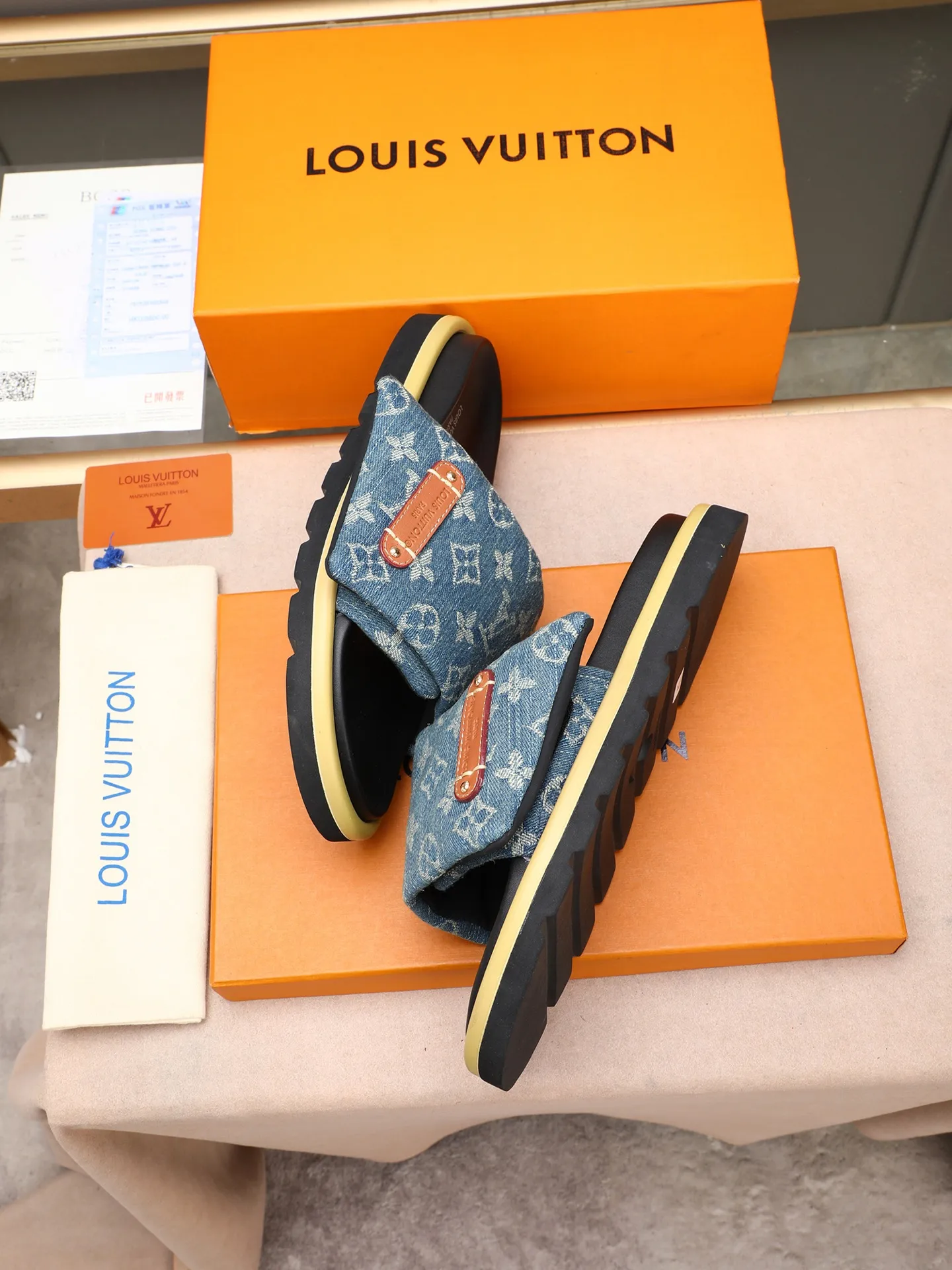 PP360 [LOUIS VUITTON] Louis Vuitton, LV printing, men's and women's slippers are on the market. The drawer box packaging comes with a cloth bag and a card. The upper pattern looks very soft and waxy, and it is a super versatile leg slimming tool. Fabric: imported denim/canvas/old fabric, LV hardware LOGO, official website pattern printing, comfortable to wear, feet: high-elastic PU water table. Sole: foam sole, heel height: about 5cm. Code number: 35-46, 35, 45, 46 are custom-made and non-returnable. Color: multiple colors and styles available.